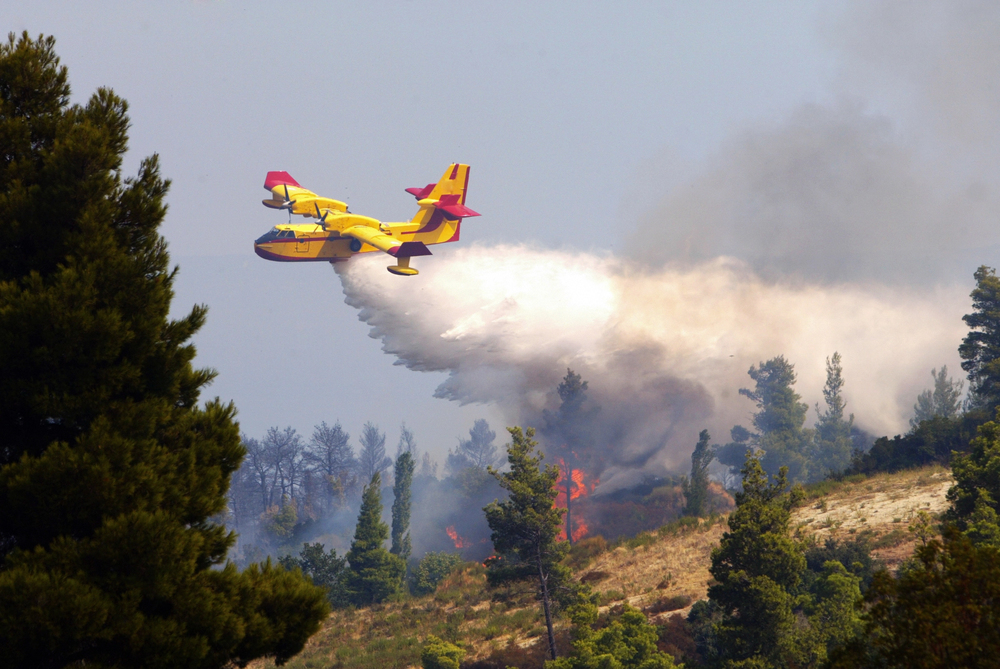 Canadair in azione - Incendio Monte Cimadors: evacuazioni in corso, ma nessun pericolo per i residenti