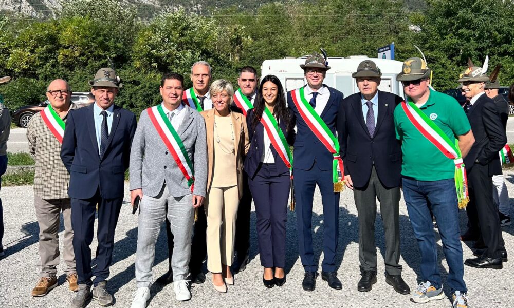 Foto di gruppo al raduno degli alpini di Venzone