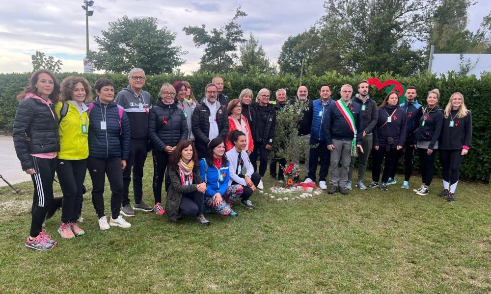 Foto di gruppo con l'assessore Zilli per la "Marcia con il cuore" - Vidulis ricorda il femminicidio di Nadia Orlando con una marcia