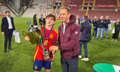 Il governatore Fedriga consegna la coppa del Torneo Città di Trieste per Nazionali under 17 al capitano della Spagna - FVG al centro del calcio internazionale con il Torneo Primavera Under 17