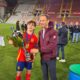 Il governatore Fedriga consegna la coppa del Torneo Città di Trieste per Nazionali under 17 al capitano della Spagna - FVG al centro del calcio internazionale con il Torneo Primavera Under 17