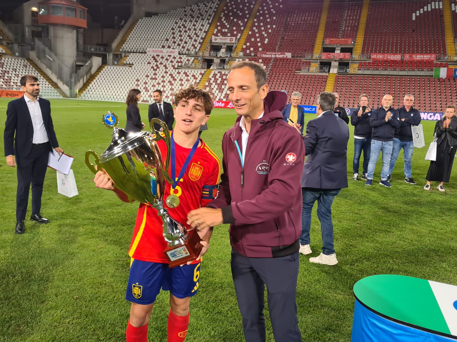 Il governatore Fedriga consegna la coppa del Torneo Città di Trieste per Nazionali under 17 al capitano della Spagna - FVG al centro del calcio internazionale con il Torneo Primavera Under 17