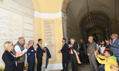 Il momento dello scoprimento della targa in memoria di Enzo Cainero alla presenza del governatore Fedriga e degli assessori Riccardi e Zilli - Enzo Cainero, targa nel Famedio dei benemeriti di Udine