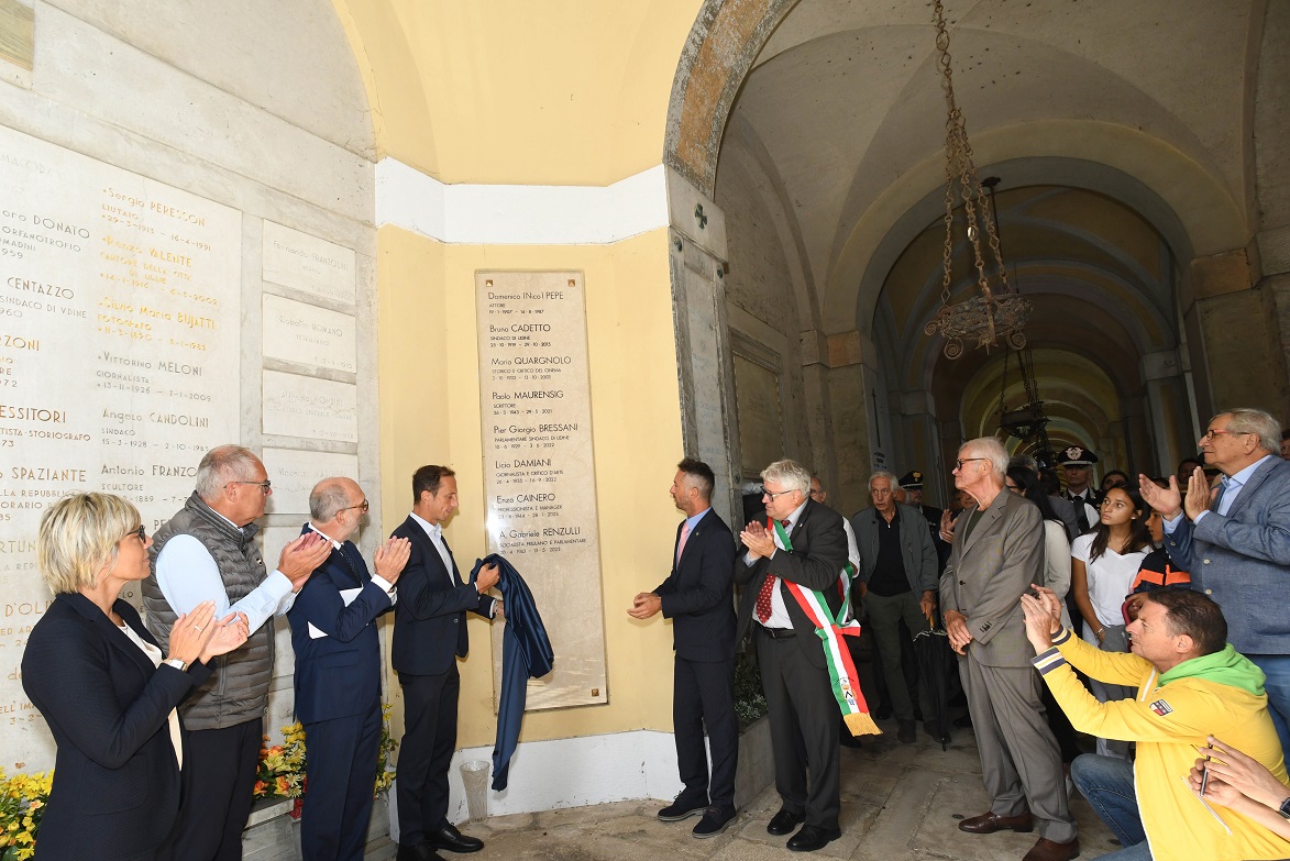 Il momento dello scoprimento della targa in memoria di Enzo Cainero alla presenza del governatore Fedriga e degli assessori Riccardi e Zilli - Enzo Cainero, targa nel Famedio dei benemeriti di Udine