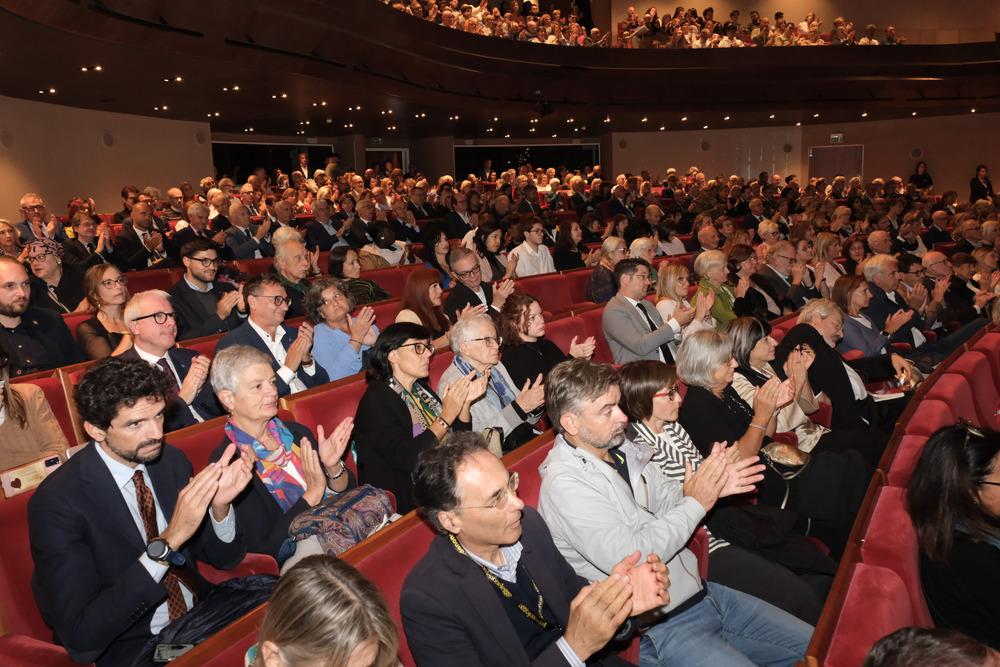 Il pubblico presente al teatro Verdi di Pordenone in occasione della cerimonia di inaugurazione della 25. edizione di Pordenonelegge