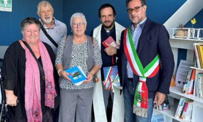 Foto di gruppo all'inaugurazione - Fontanafredda, inaugurata la casetta dei libri alla RSA "Tre Cuori"