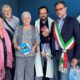 Foto di gruppo all'inaugurazione - Fontanafredda, inaugurata la casetta dei libri alla RSA "Tre Cuori"