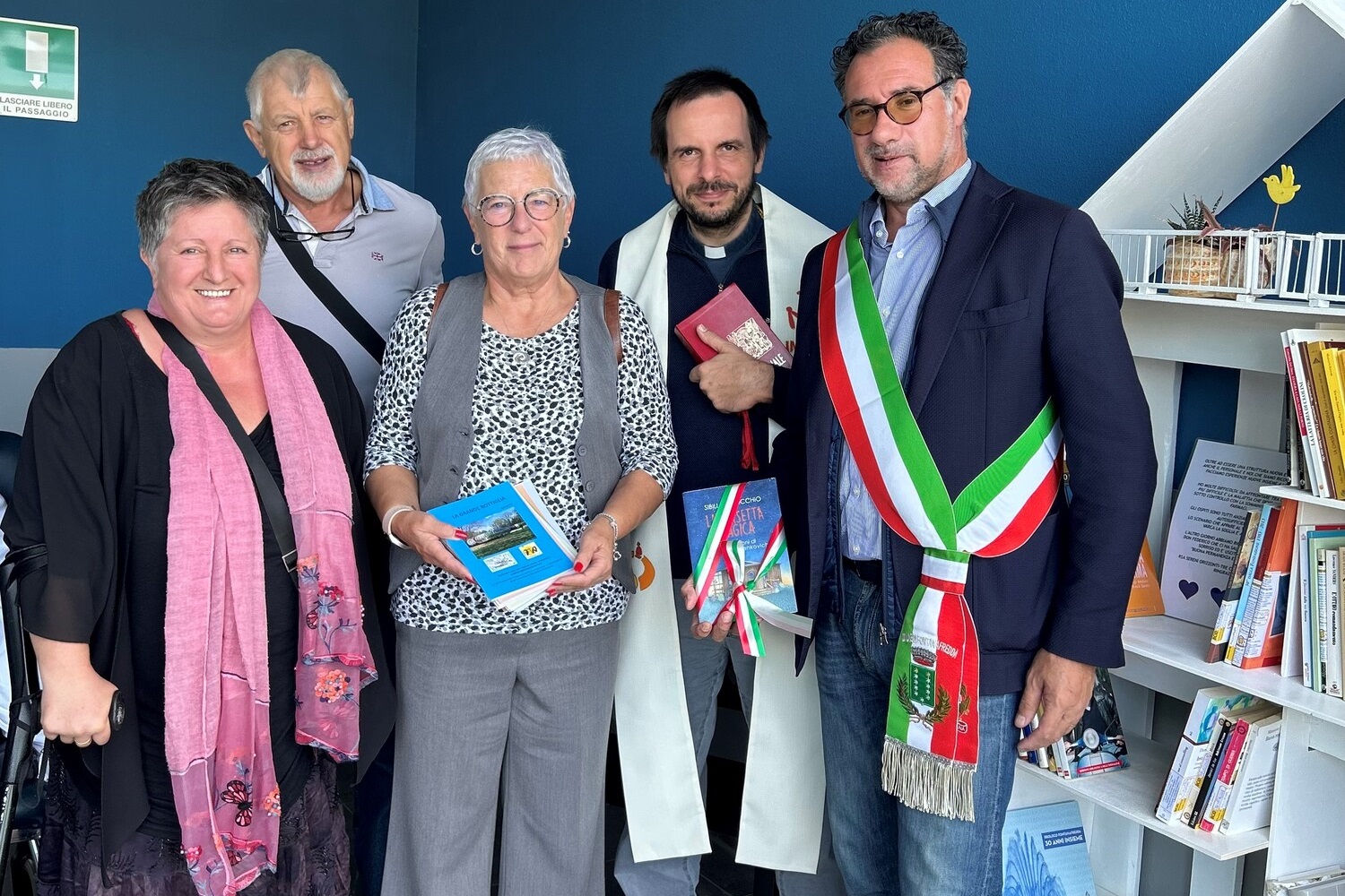 Foto di gruppo all'inaugurazione - Fontanafredda, inaugurata la casetta dei libri alla RSA "Tre Cuori"