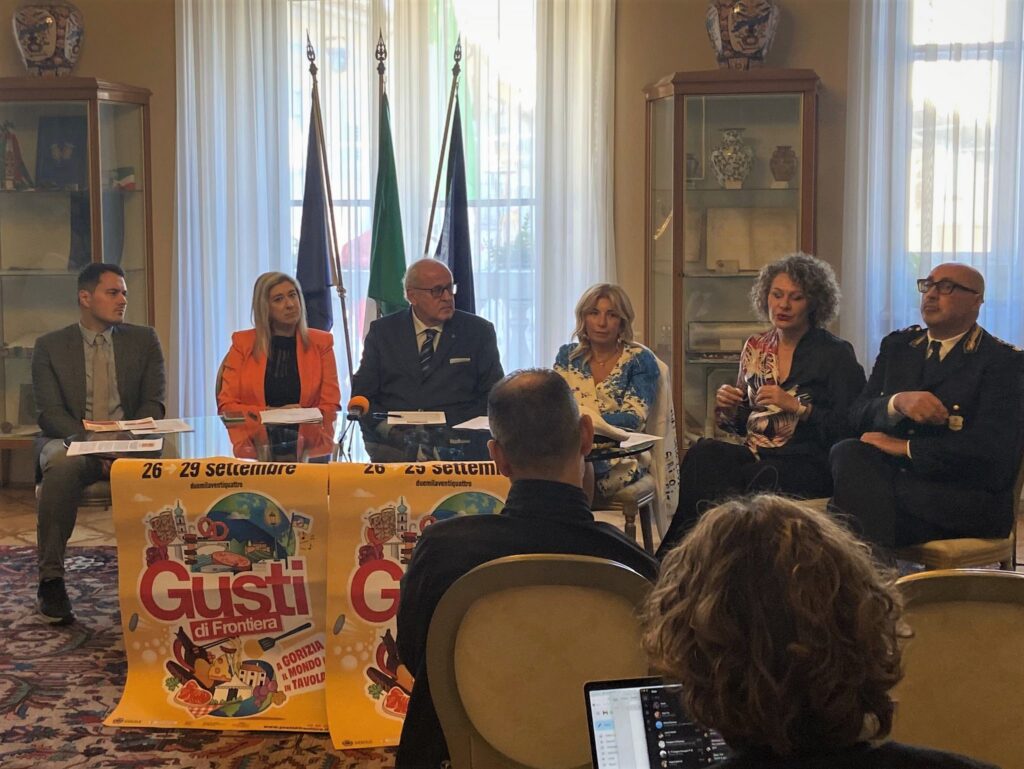 La conferenza stampa svoltasi nella sala bianca del Comune di Gorizia, con l'assessore Cristina Amirante