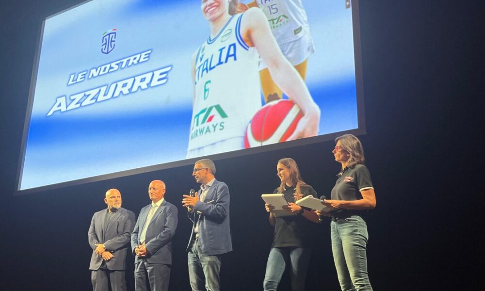 L'assessore Roberti sul palco del Teatro Verdi all'evento celebrativo dei 15 anni di Futurosa basket Trieste