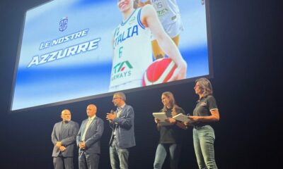 L'assessore Roberti sul palco del Teatro Verdi all'evento celebrativo dei 15 anni di Futurosa basket Trieste