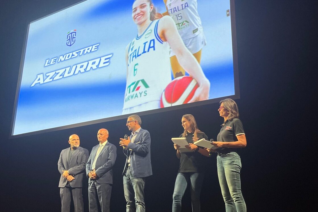 L'assessore Roberti sul palco del Teatro Verdi all'evento celebrativo dei 15 anni di Futurosa basket Trieste