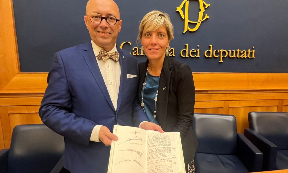 L'assessore regionale Barbara Zilli con Roberto Giurano alla presentazione a Roma - Orgoglio friulano, la riproduzione del Codice di Leonardo presentata a Roma