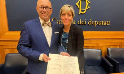 L'assessore regionale Barbara Zilli con Roberto Giurano alla presentazione a Roma - Orgoglio friulano, la riproduzione del Codice di Leonardo presentata a Roma