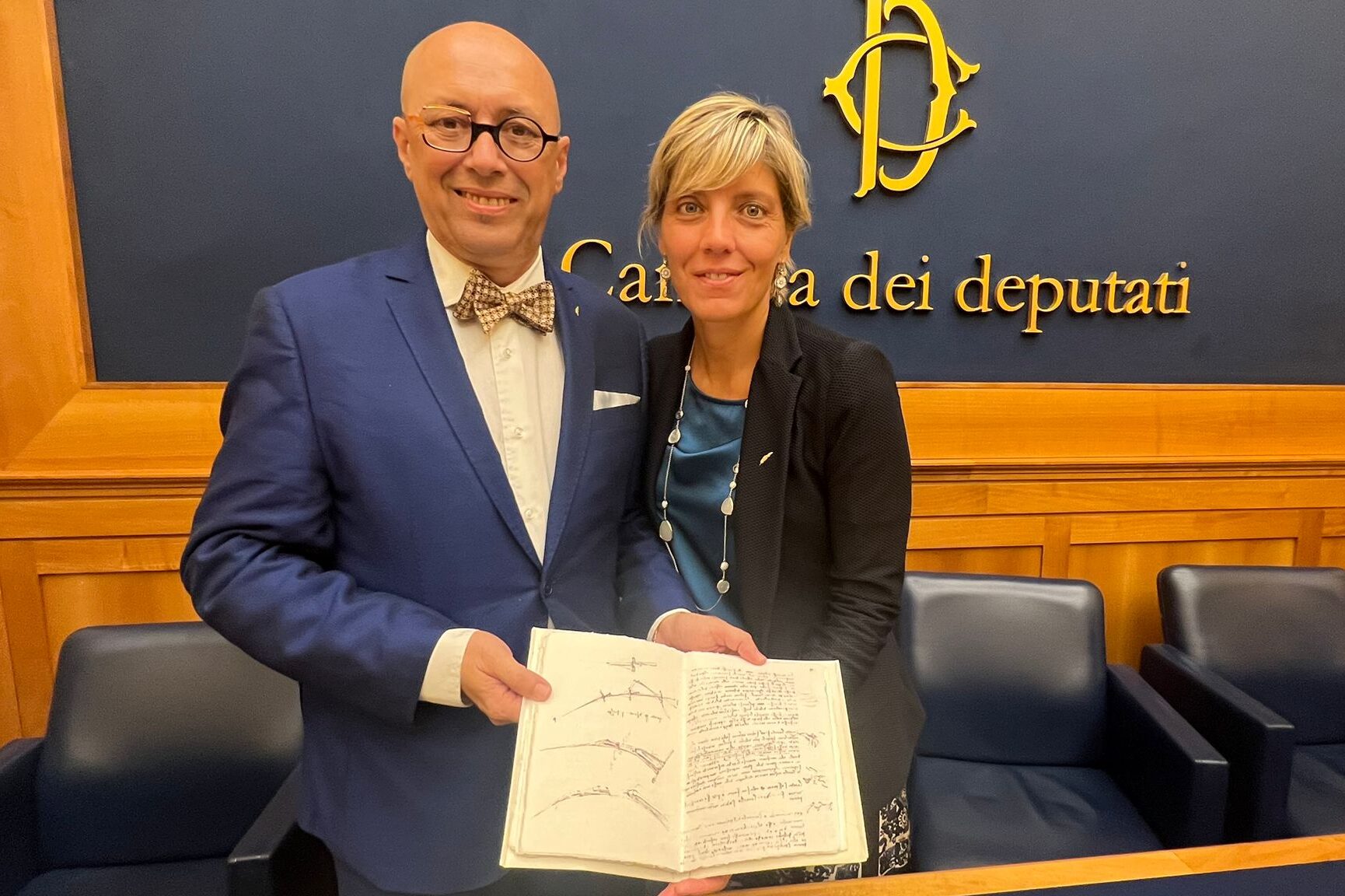 L'assessore regionale Barbara Zilli con Roberto Giurano alla presentazione a Roma - Orgoglio friulano, la riproduzione del Codice di Leonardo presentata a Roma