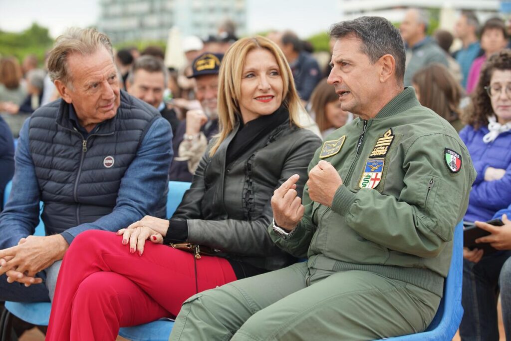 L'assessore regionale Fabio Scoccimarro con il sindaco di Lignano Laura Giorgi e il comandante delle Frecce Tricolori Massimiliano Salvatore