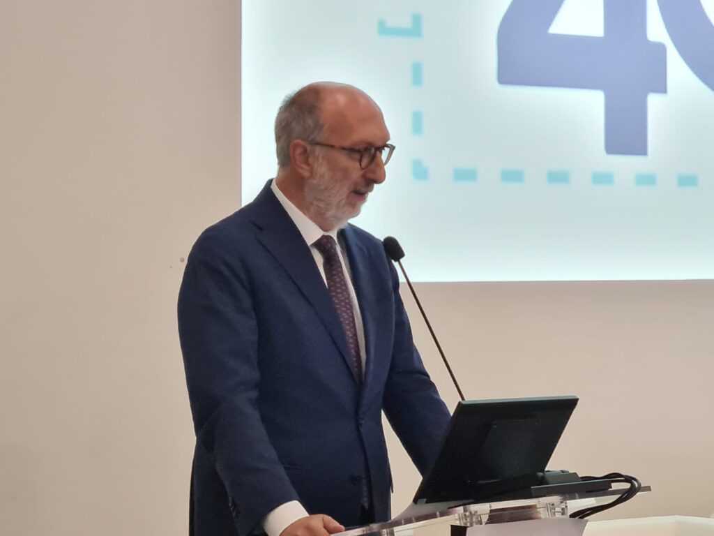 L'assessore regionale alla Salute Riccardo Riccardi sul palco