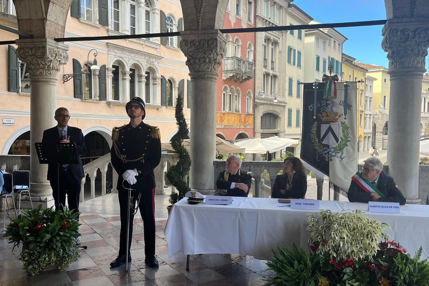 La cerimonia dell'anniversario della Polizia locale