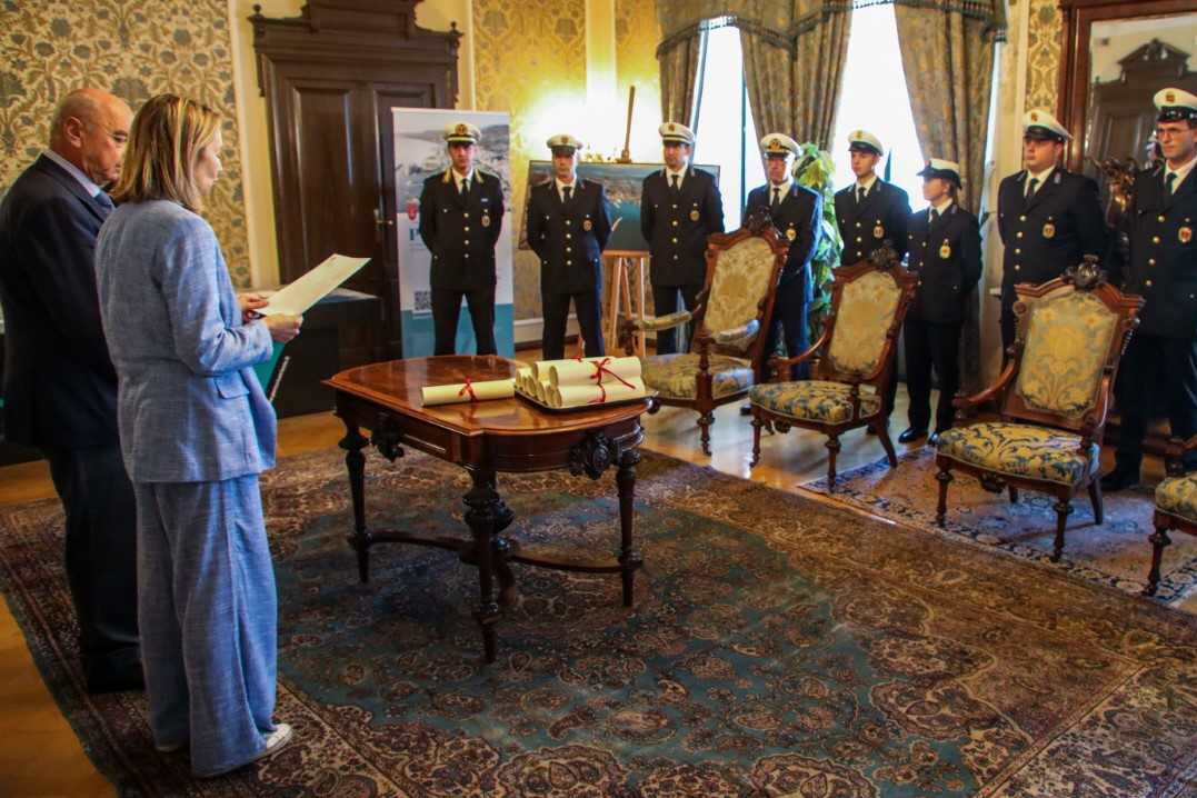 Roberto Dipiazza e Caterina de Gavardo premiano gli agenti della Polizia Locale