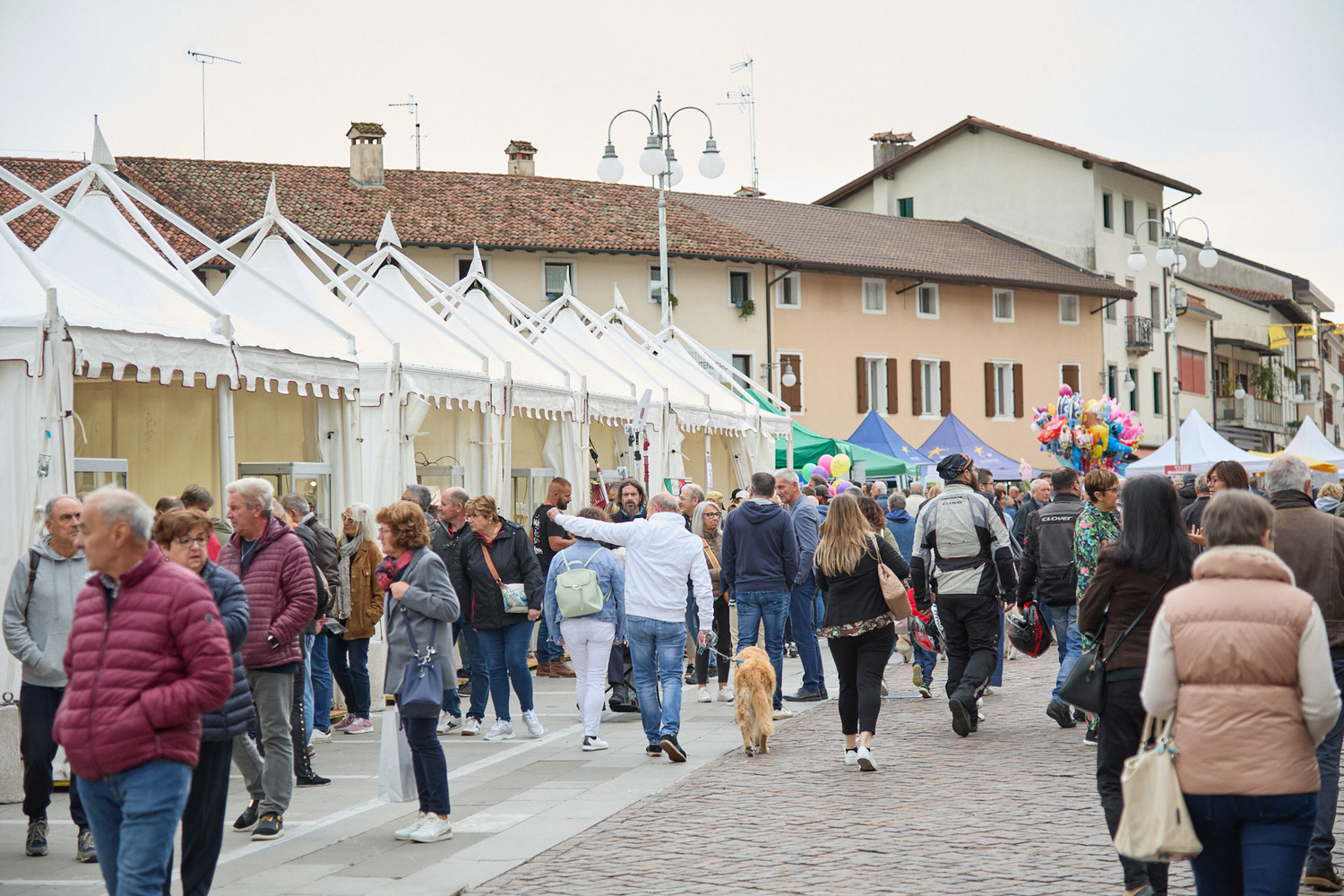 Pubblico fra gli stand