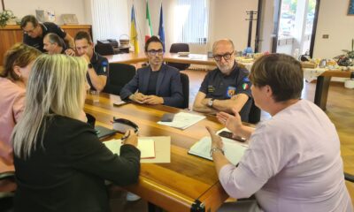 Gli assessori Riccardi e Amirante durante l'incontro al Comune di Resia in merito alla viabilità della zona - Viabilità: lavori notturni in Val Resia, sicurezza e circolazione garantite