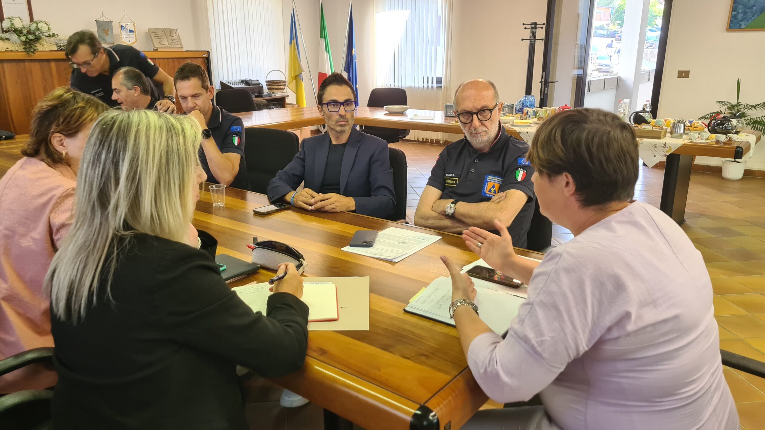 Gli assessori Riccardi e Amirante durante l'incontro al Comune di Resia in merito alla viabilità della zona - Viabilità: lavori notturni in Val Resia, sicurezza e circolazione garantite