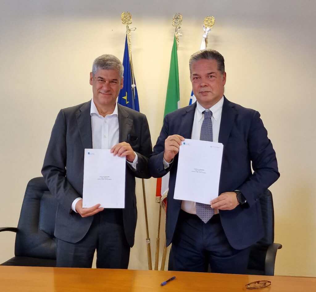 Alessio Quaranta (ENAC) e Marco Consalvo (AFVG S.p.A.) alla firma del contratto