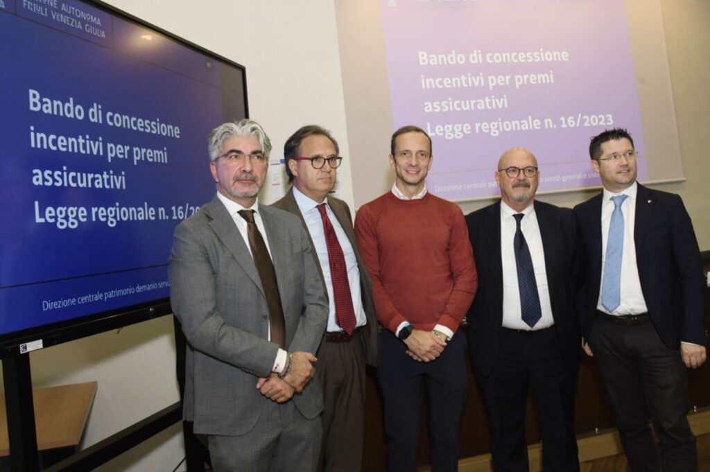 Foto di gruppo al termine della conferenza stampa, con il governatore Massimiliano Fedriga e l'assessore Sebastiano Callari