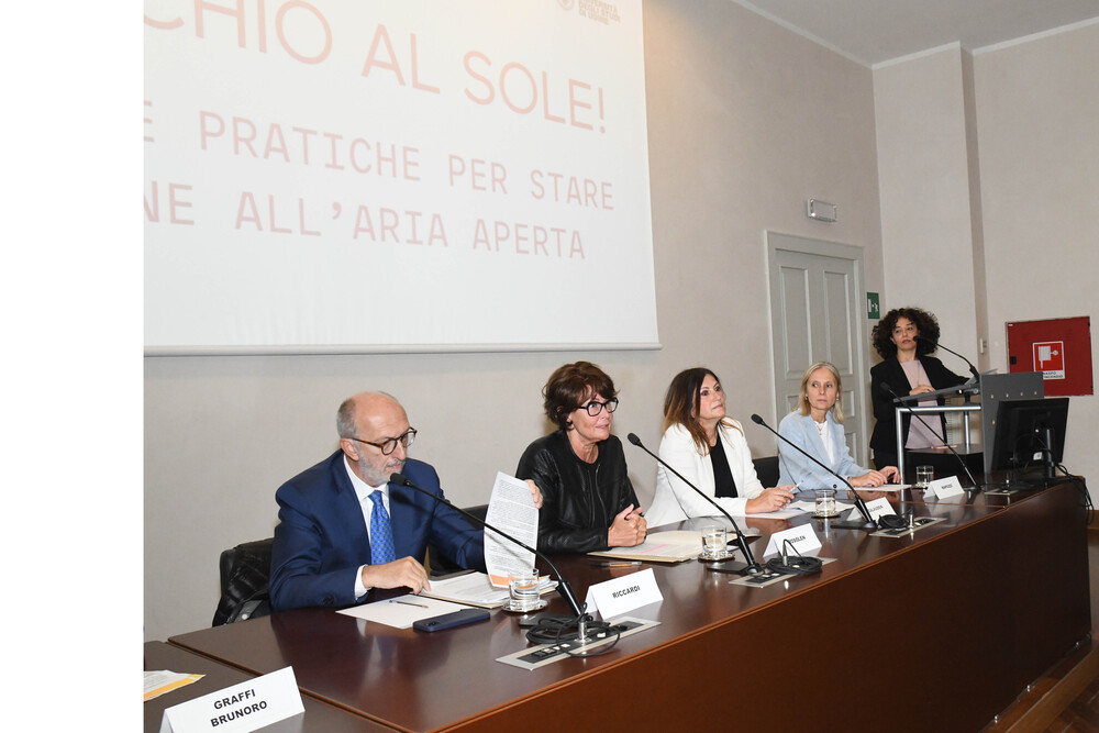 Gli assessori Alessia Rosolen e Riccardo Riccardi alla conferenza stampa di presentazione del progetto "Occhio al sole! Buone pratiche per stare bene all'aria aperta"