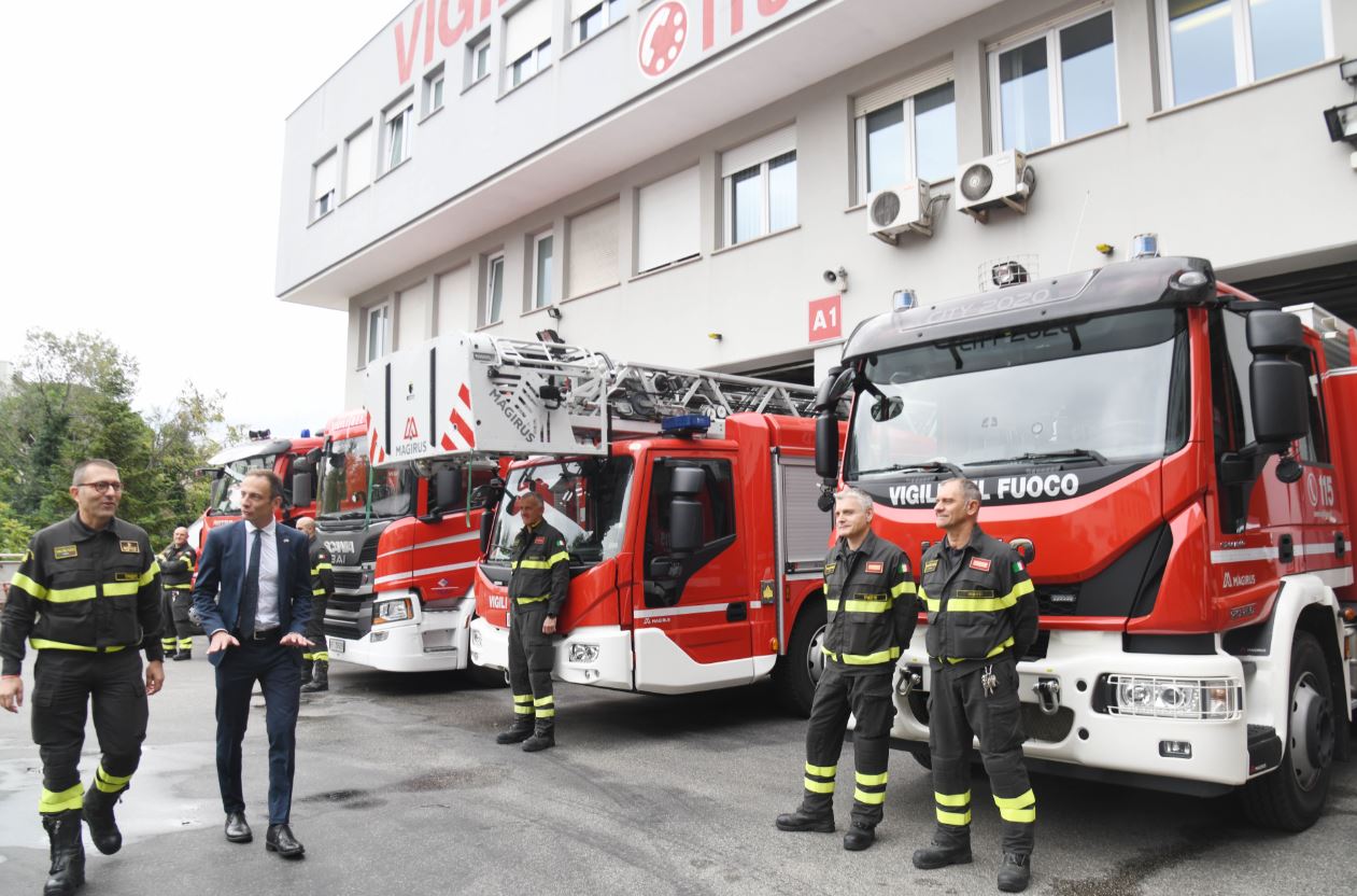 Il governatore Massimiliano Fedriga in visita al comando dei Vigili del fuoco di Trieste