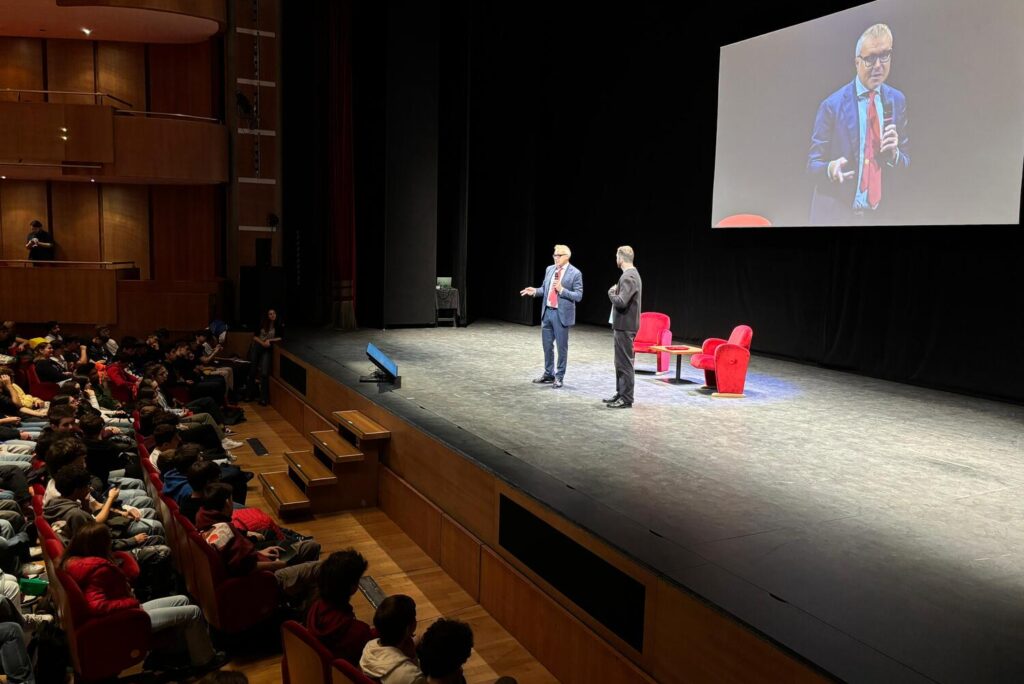 L'assessore Sergio Emidio Bini sul palco