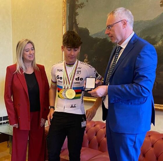 Un momento della cerimonia con L'assessore Cristina Amirante, Davide Stella e il presidente del Consiglio regionale Mauro Bordin