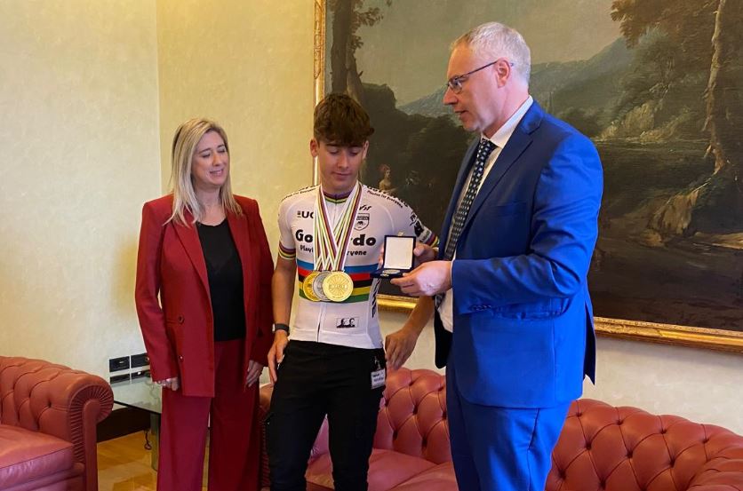 Un momento della cerimonia con L'assessore Cristina Amirante, Davide Stella e il presidente del Consiglio regionale Mauro Bordin