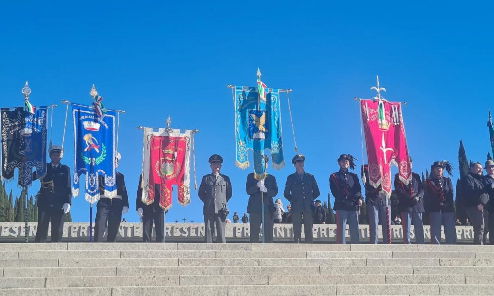 Un momento della cerimonia sulla scalinata del Sacrario Militare di Redipuglia