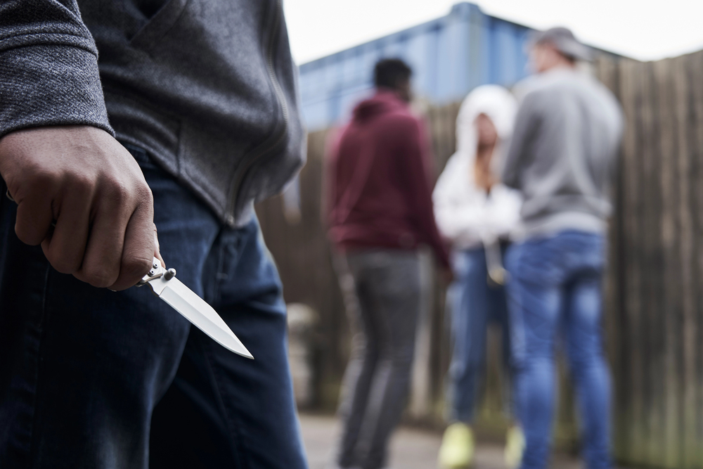 Adolescente con coltello in mano - violenza giovanile