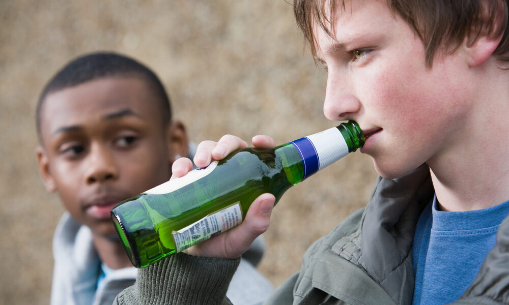 Adolescenti che bevono - alcolismo giovanile in FVG