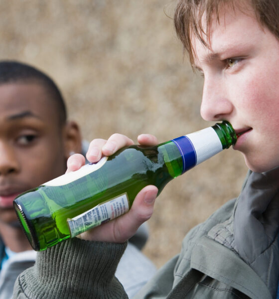 Adolescenti che bevono - alcolismo giovanile in FVG