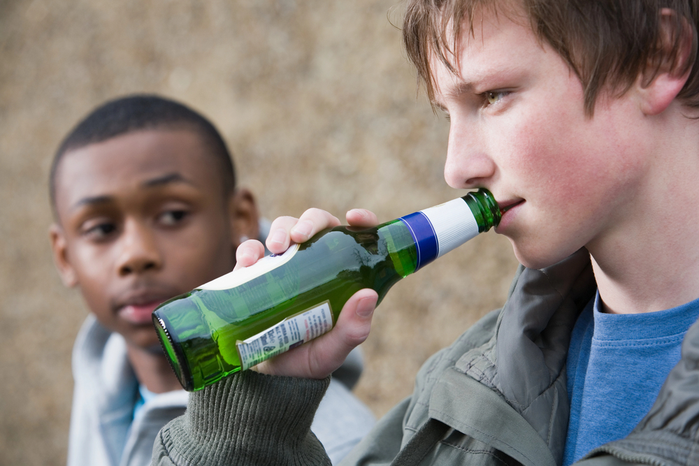 Adolescenti che bevono - alcolismo giovanile in FVG