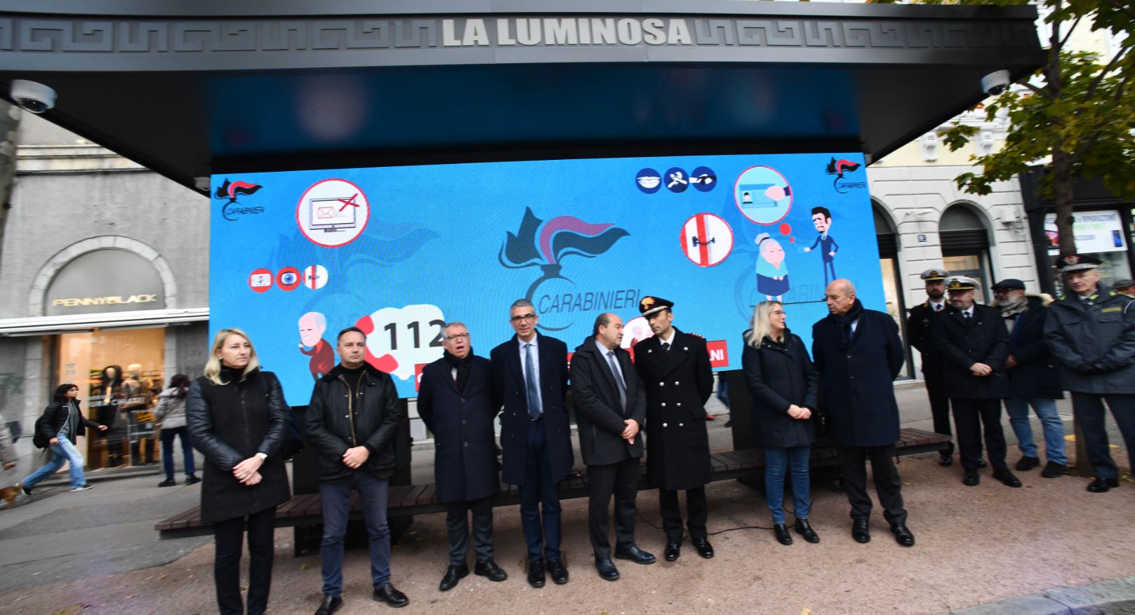 Foto di gruppo davanti alla Luminosa