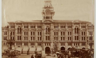 Giuseppe Wulz, Il Palazzo Municipale in un giorno di mercato, Trieste, ca. 1876