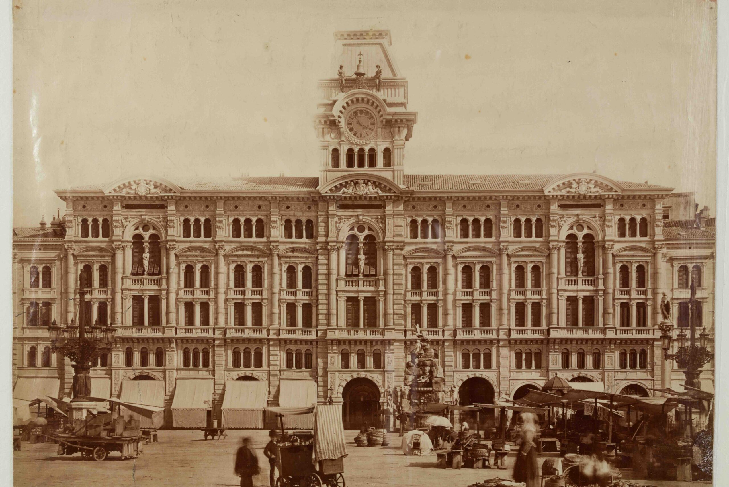 Giuseppe Wulz, Il Palazzo Municipale in un giorno di mercato, Trieste, ca. 1876