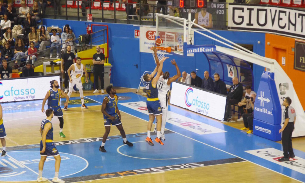 Johnson a canestro contro Vigevano