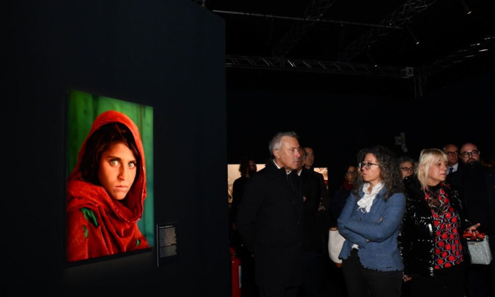 Una delle immagini più iconiche dell'esposizione: la "ragazza afghana" Sharbat Gula, fotografata in un campo profughi in Pakistan