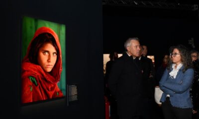 Una delle immagini più iconiche dell'esposizione: la "ragazza afghana" Sharbat Gula, fotografata in un campo profughi in Pakistan