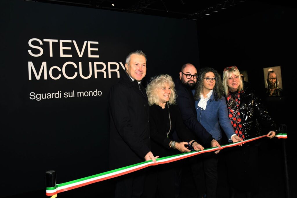 Il taglio del nastro della mostra di Steve McCurry