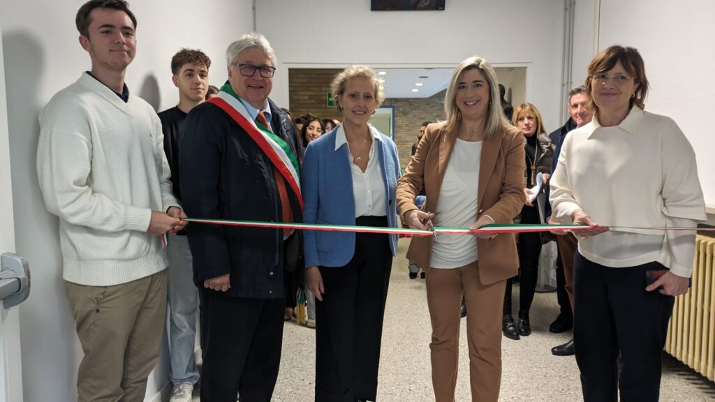 L'assessore regionale Cristina Amirante al taglio del nastro per i nuovi spazi al liceo Marinelli