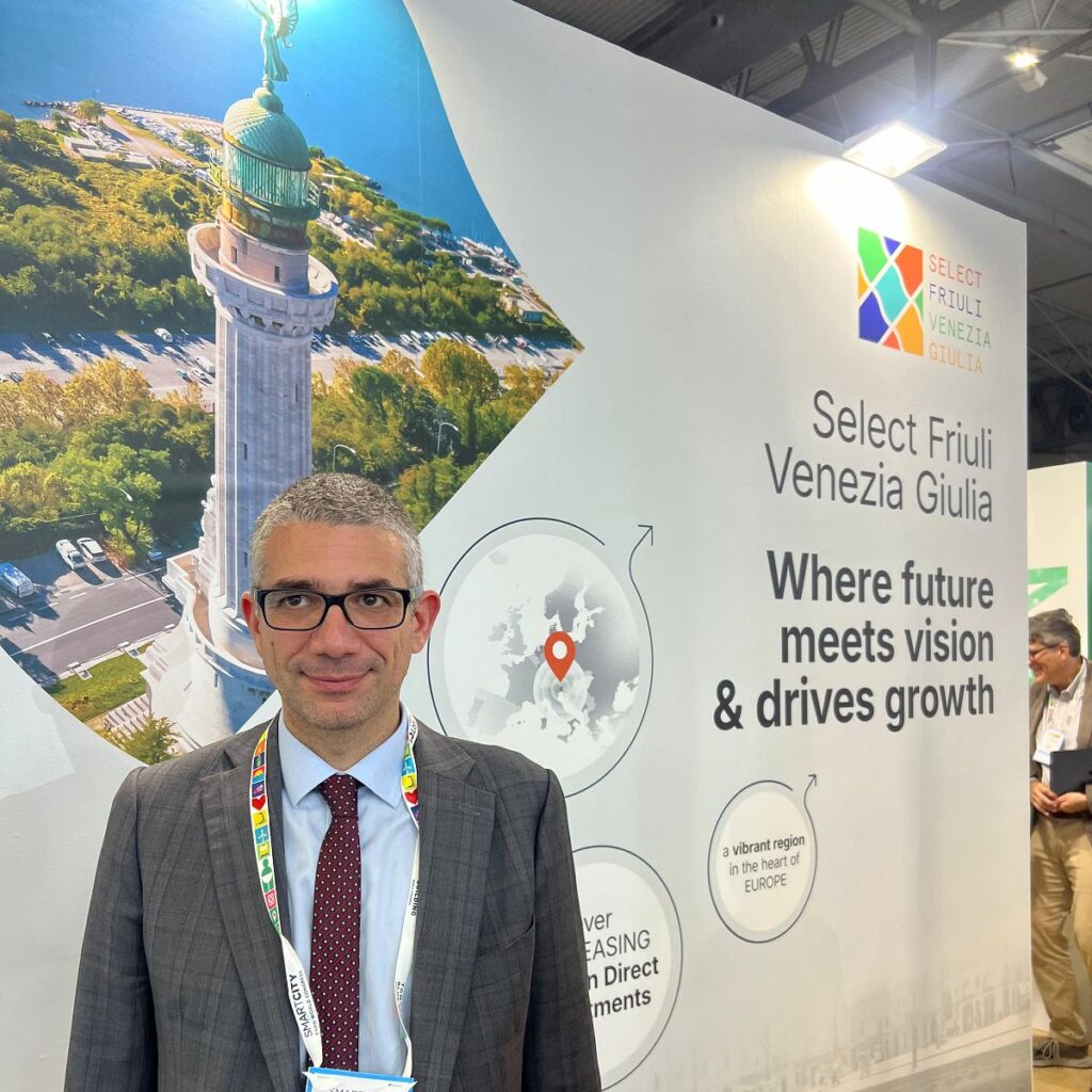 L'assessore regionale Pierpaolo Roberti allo stand del Friuli-Venezia Giulia nello Smart City Expo