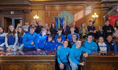 Foto di gruppo delle autorità insieme ai giovani atleti del Circolo marina mercantile Nazario Sauro