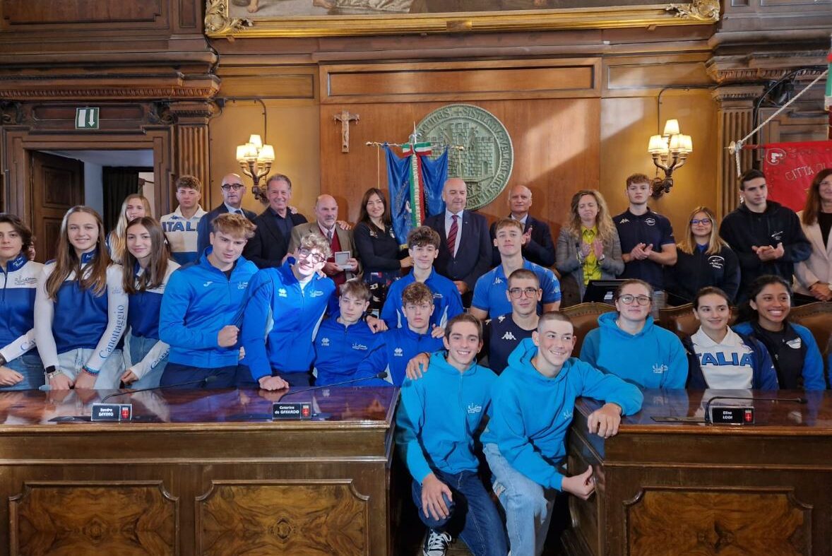 Foto di gruppo delle autorità insieme ai giovani atleti del Circolo marina mercantile Nazario Sauro