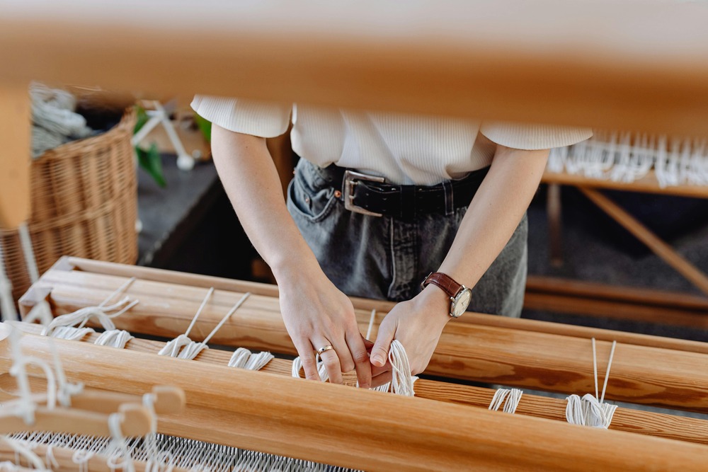 Donna al telaio - Laboratorio di tessitura